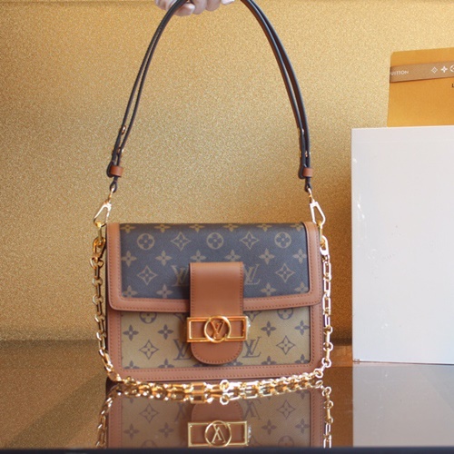 루이비통 카도간 도핀 모노그램 크로스백 M44391 H5