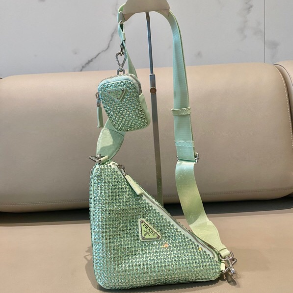 프라다 트라이앵글 숄더백 1BH190 PD1-B