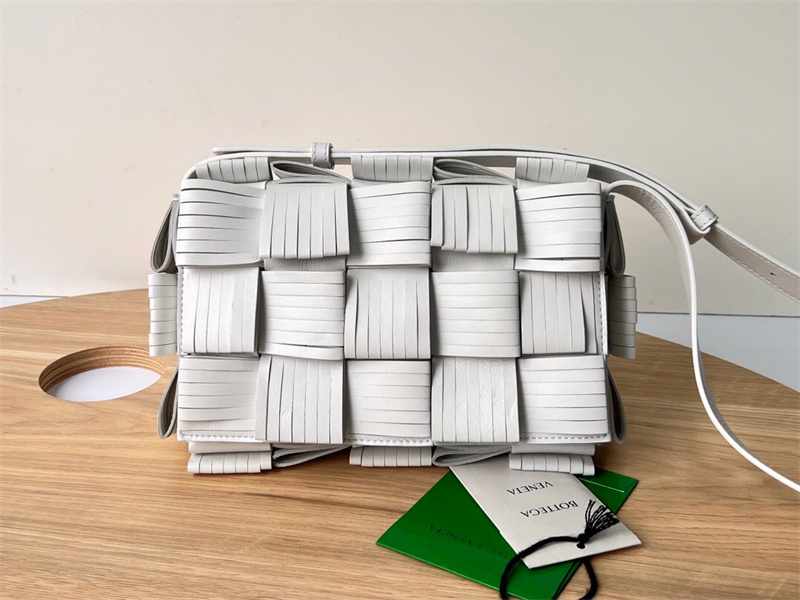 보테가 베네타 카세트 백 CASSETTE 680698 BV