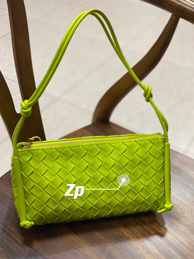 보테가베네타 인트레치오 스트랩 파우치 701025 BV