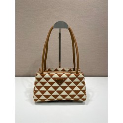 프라다 스몰 엠보스드 로고 숄더백 1BA368  PD1-B