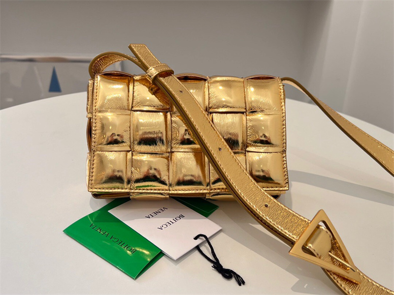 보테가베네타 여성 스몰 패디드 카세트 숄더백 717506 BV