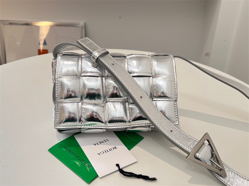 보테가베네타 여성 스몰 패디드 카세트 숄더백 717506 BV