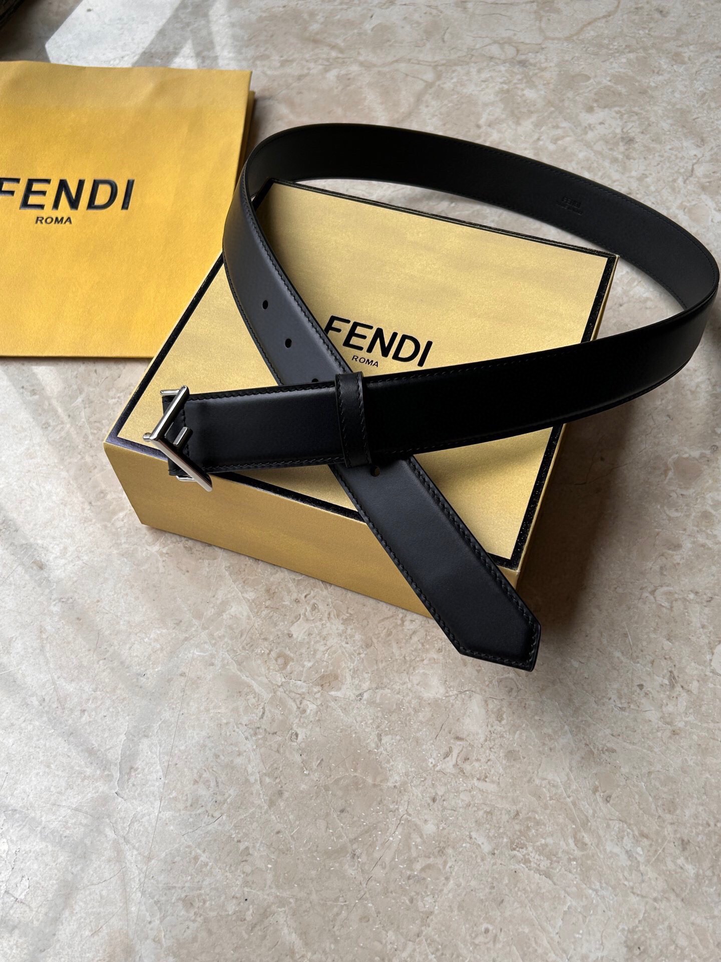 펜디 2023 남성용 벨트 FD043 GD