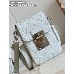 루이비통  S LOCK 버티컬 웨어러블 지갑 M82568  GZ