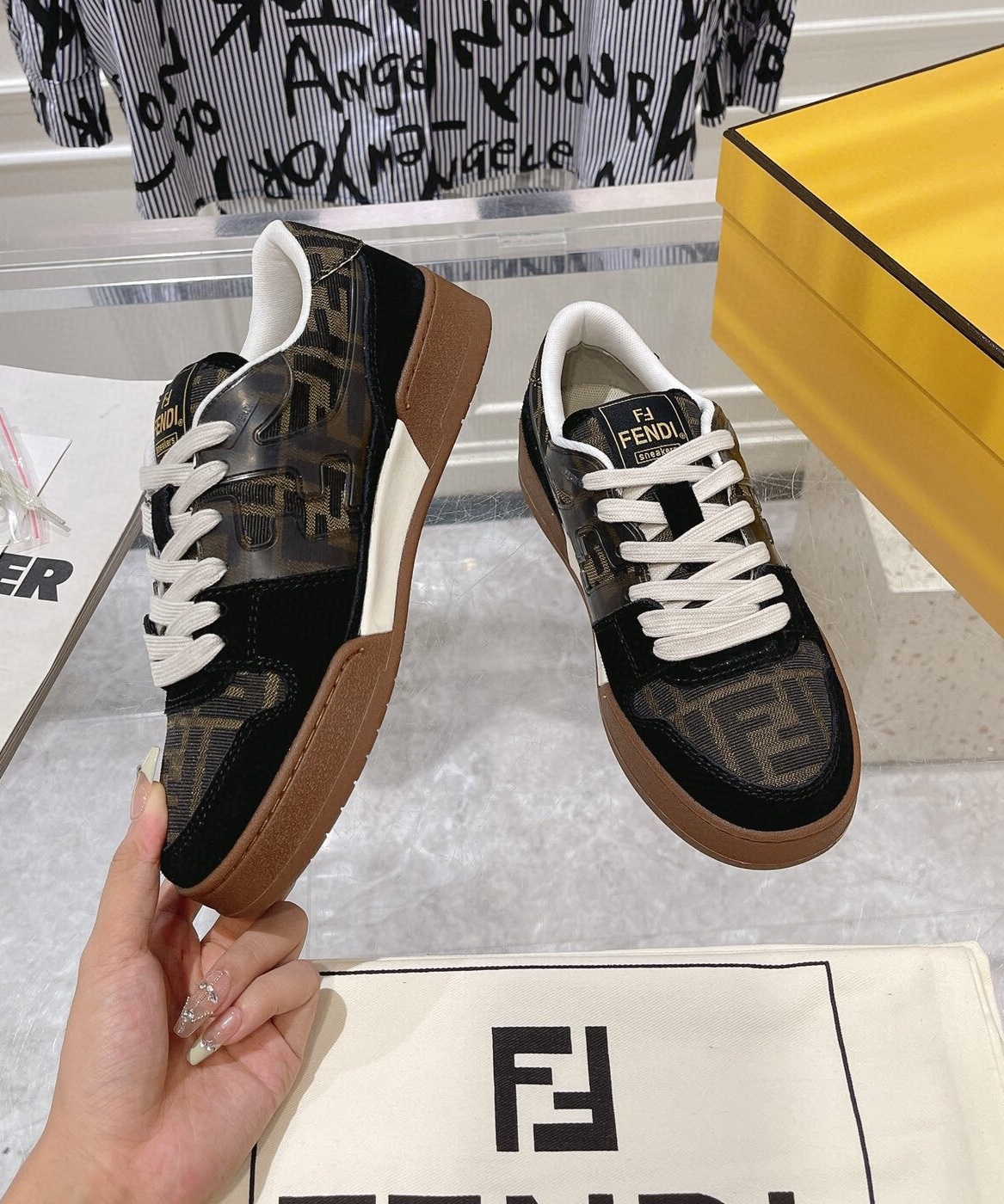 펜디 2024 여성용 스니커즈 WA3093 SH-D