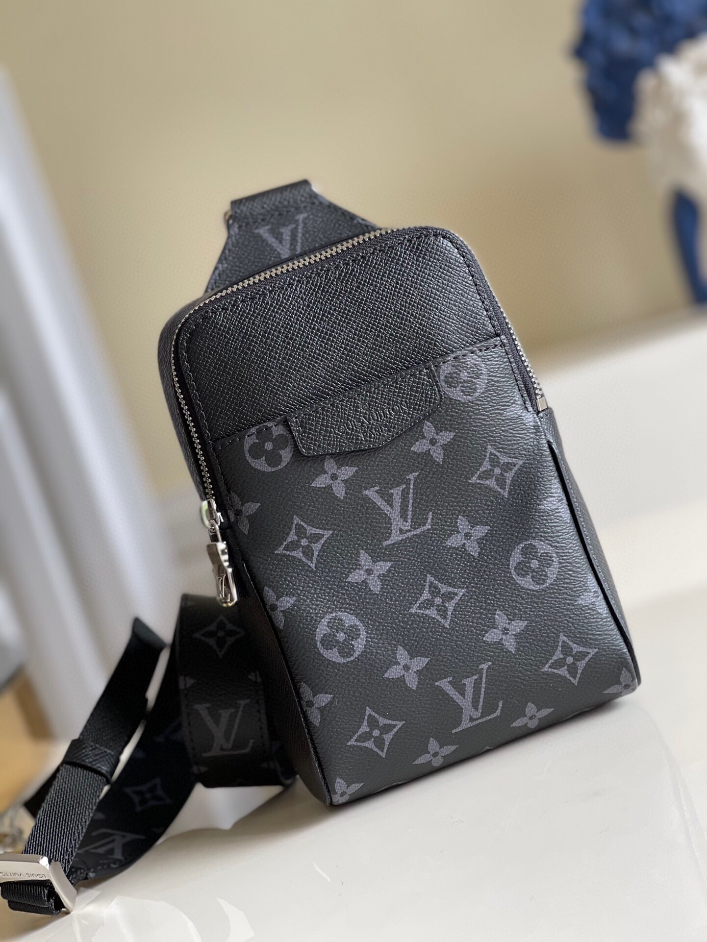 루이비통 타이가라마 아웃도어 슬링백 M30741 GZ