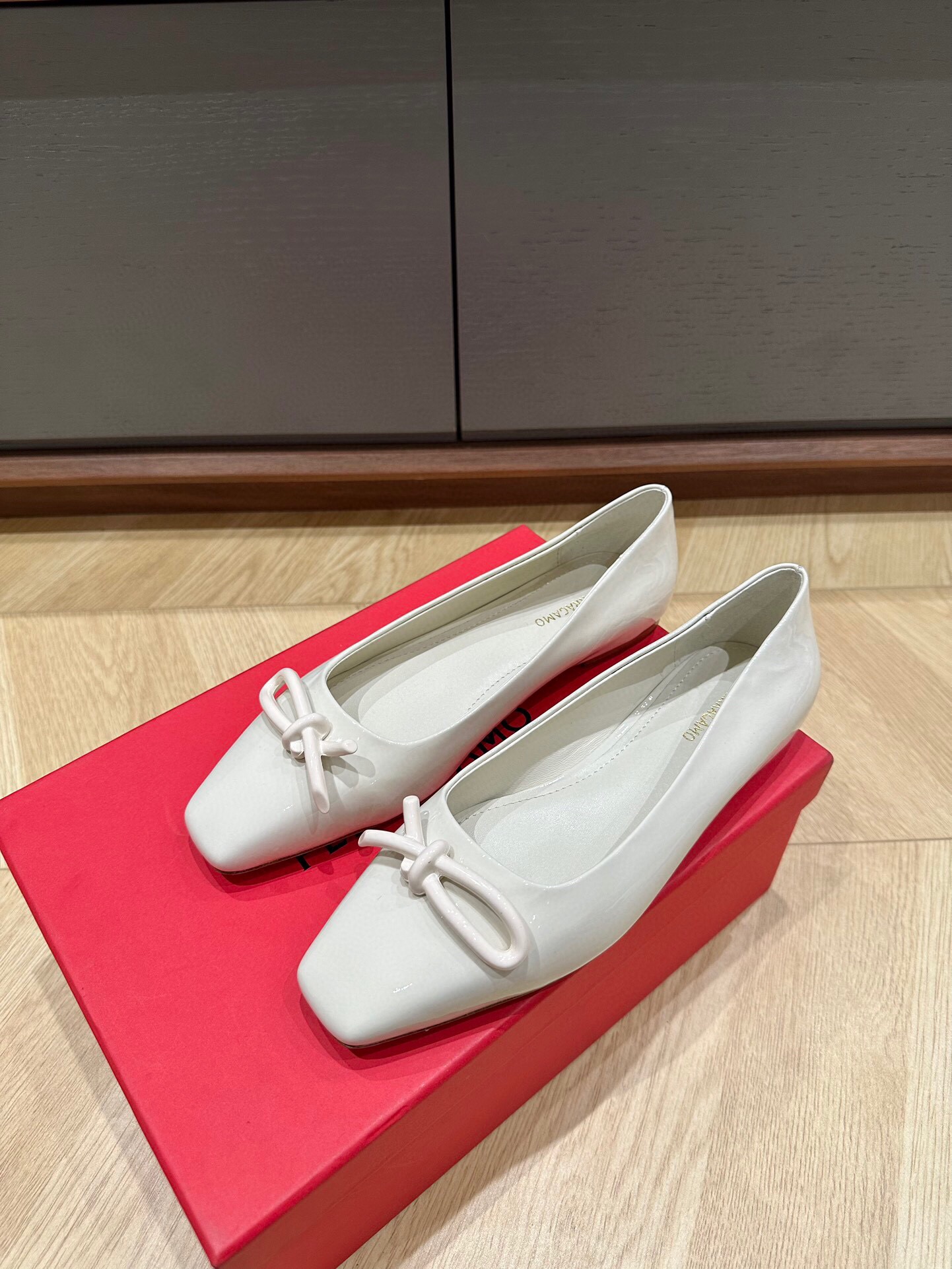 페레가모 2024 여성용 발레리나 슈즈WA3297 OS