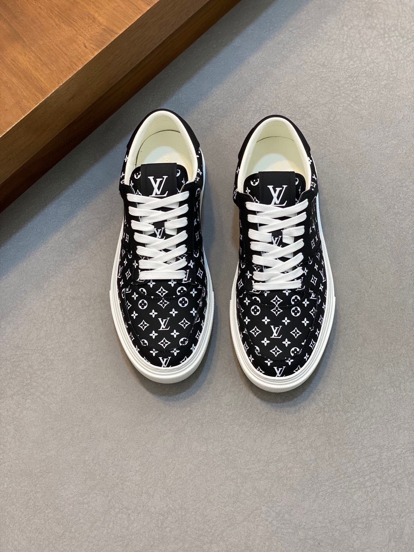 루이비통 2024 남성용 스니커즈 LV614 SH-E