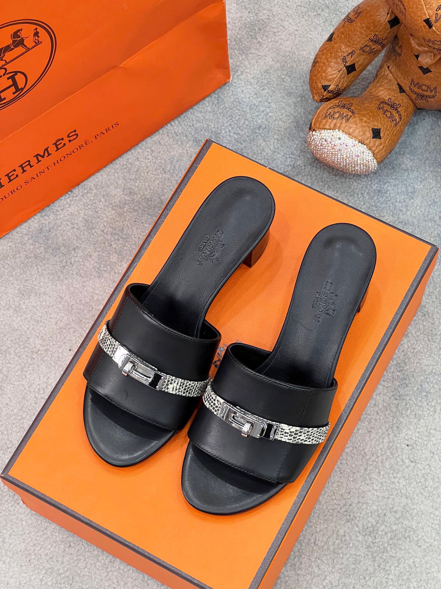 에르메스 2024 여성용  슬리퍼 WA3662 DN