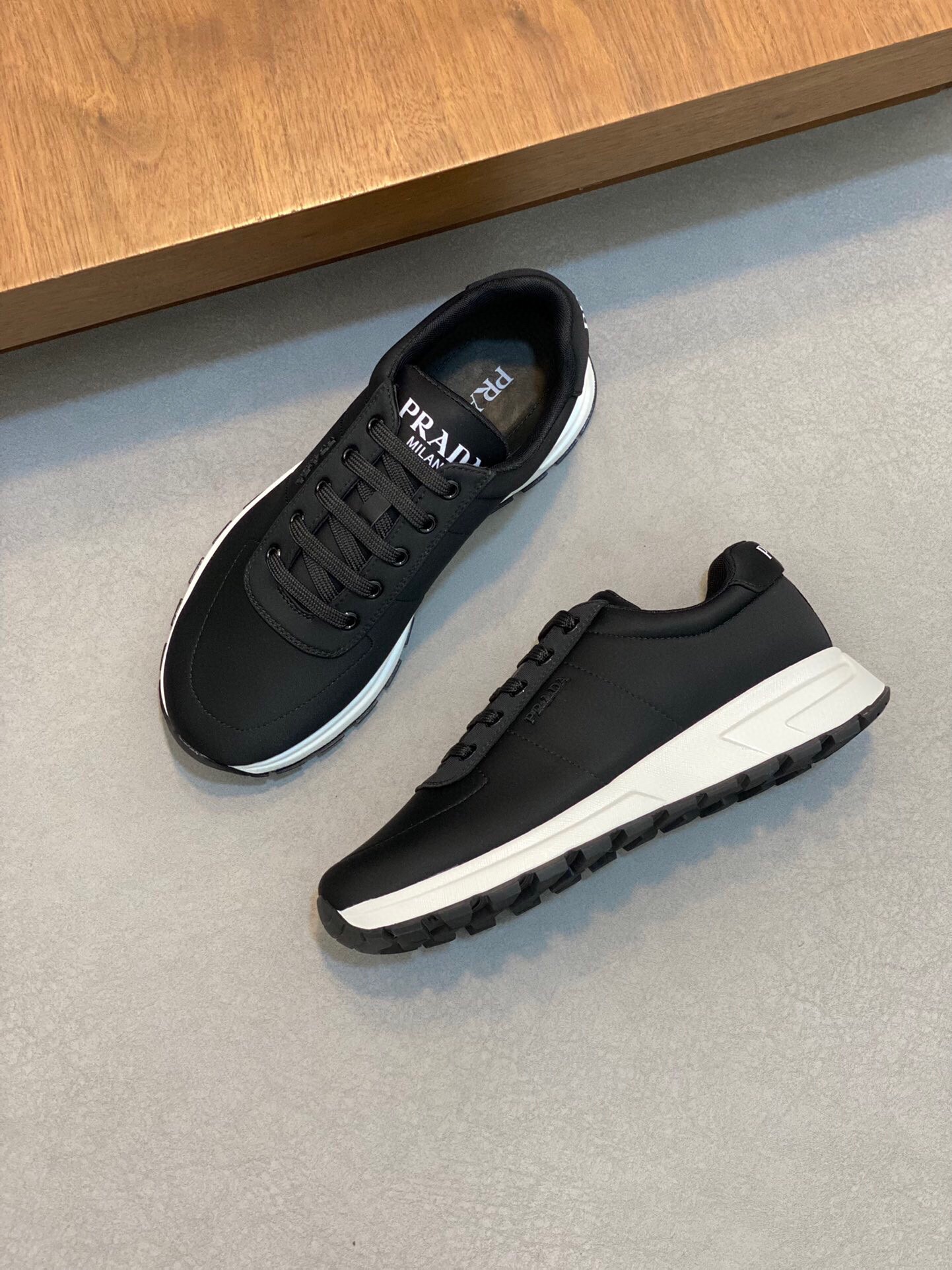 프라다 2024 남성용 스니커즈 PD485 SH-E