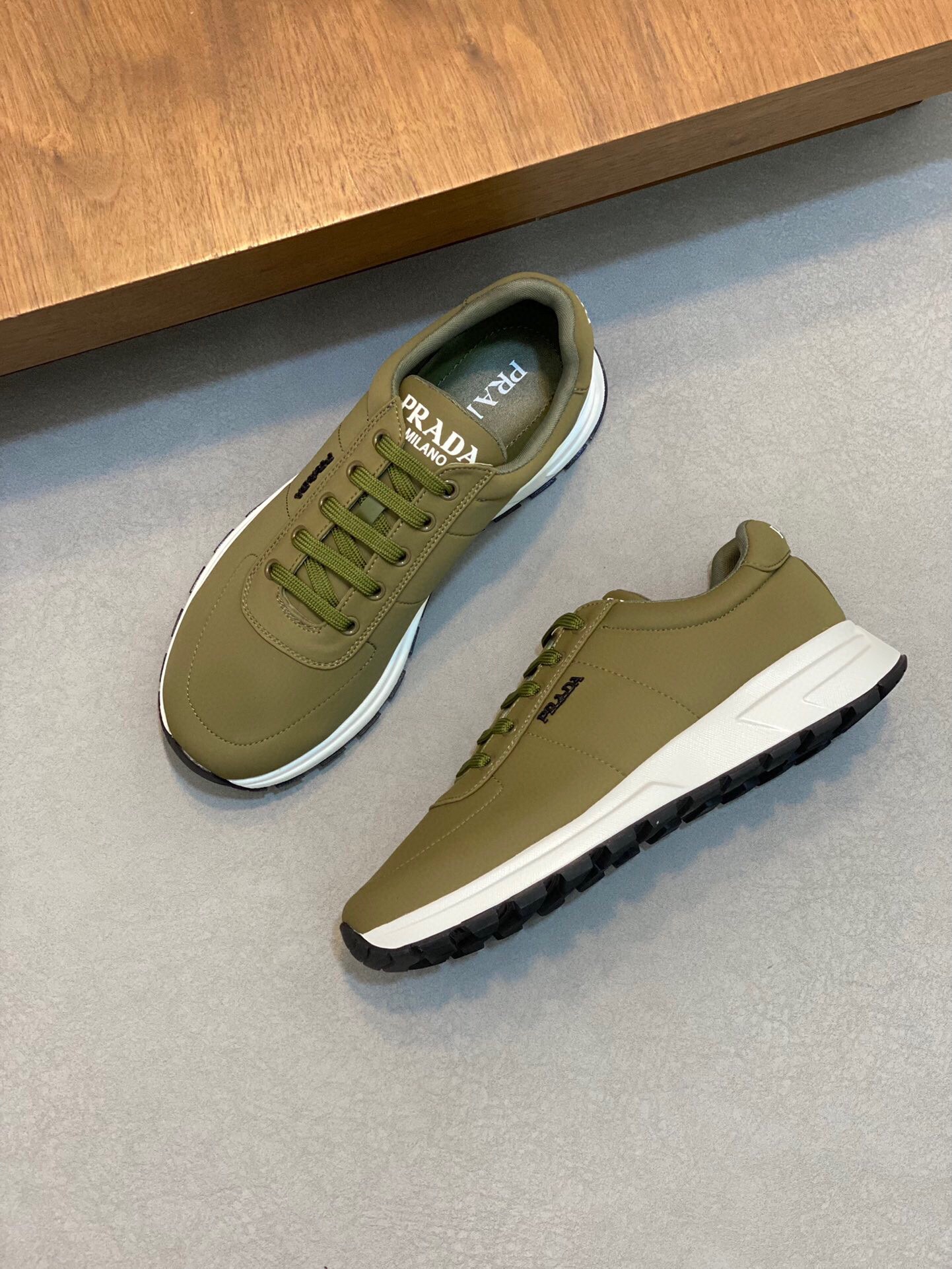 프라다 2024 남성용 스니커즈 PD486 SH-E