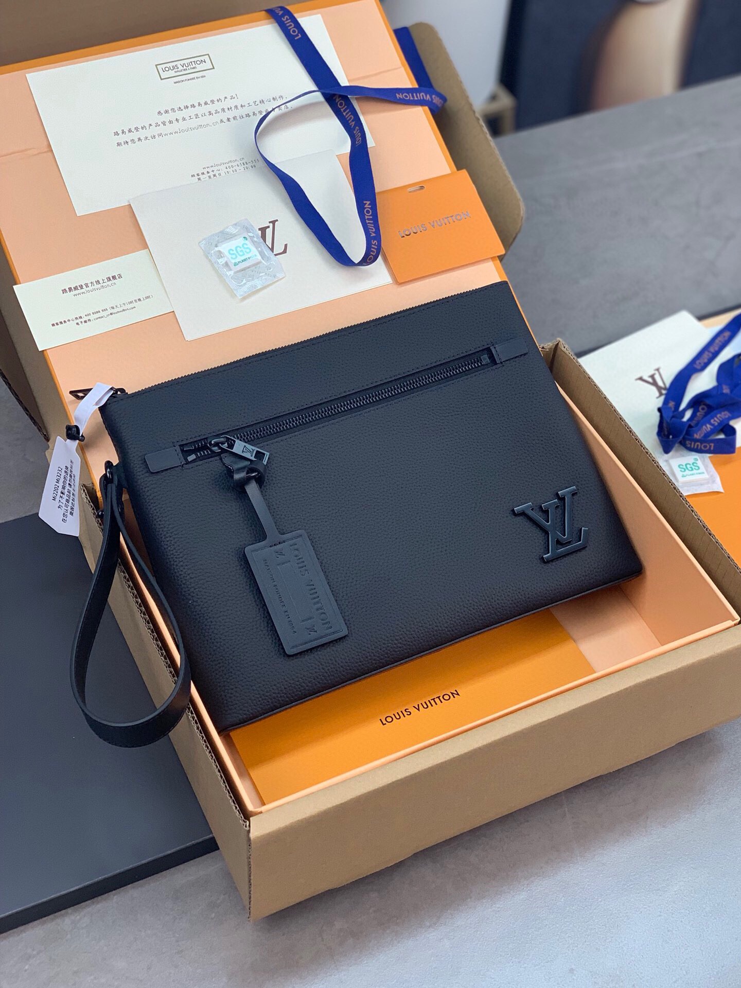 루이비통 아이패드 파우치 클러치 블랙 레더 로고 M69837  GZ