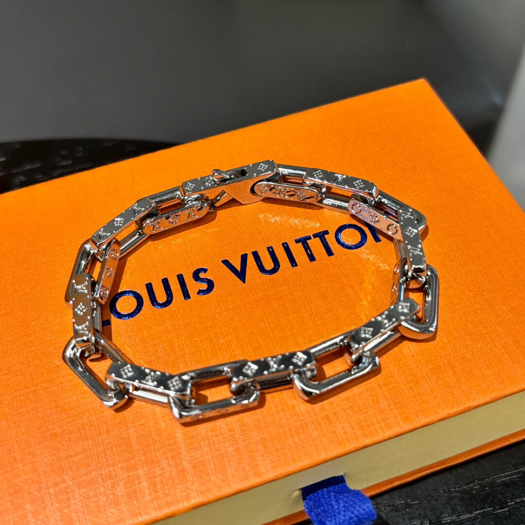 루이비통 24SS 로고 LV 모노그램 팔찌 SN925 AGG