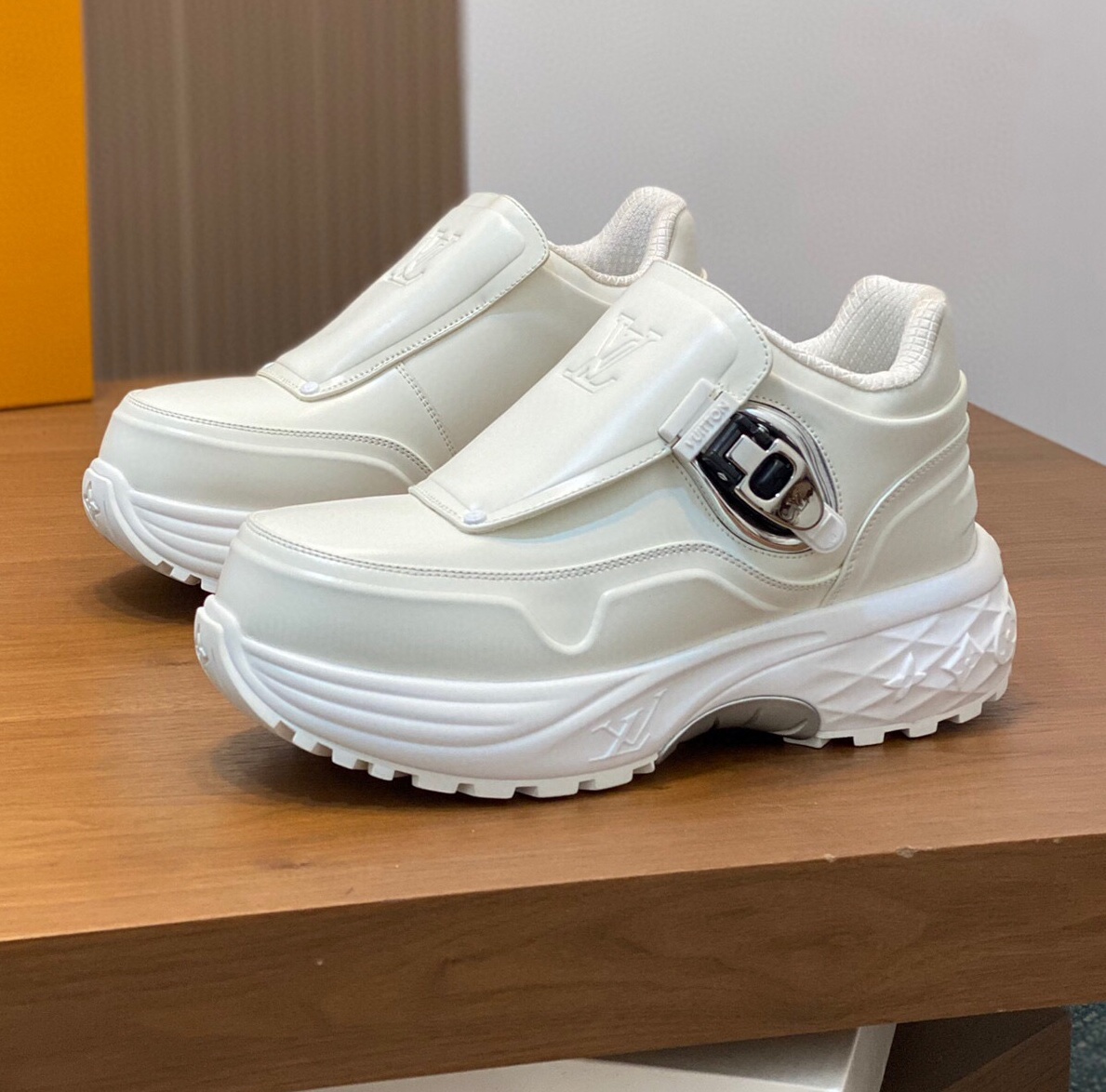 루이비통 2024 남성용 스니커즈 LV666 SH-E