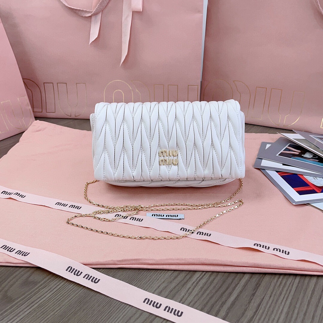 미우미우 24SS  마테라쎄 미니 체인백 화이트 5BP086