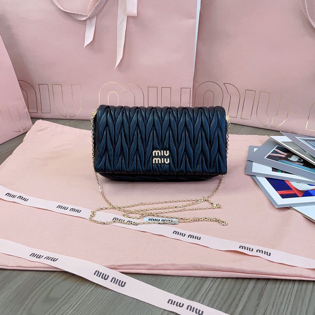 미우미우 24SS  마테라쎄 미니 체인백 블랙 5BP086