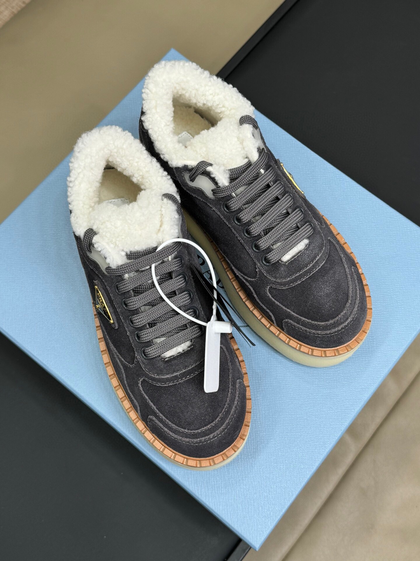 프라다 2024 여성용 스웨이드 스니커즈 WA4556 DN