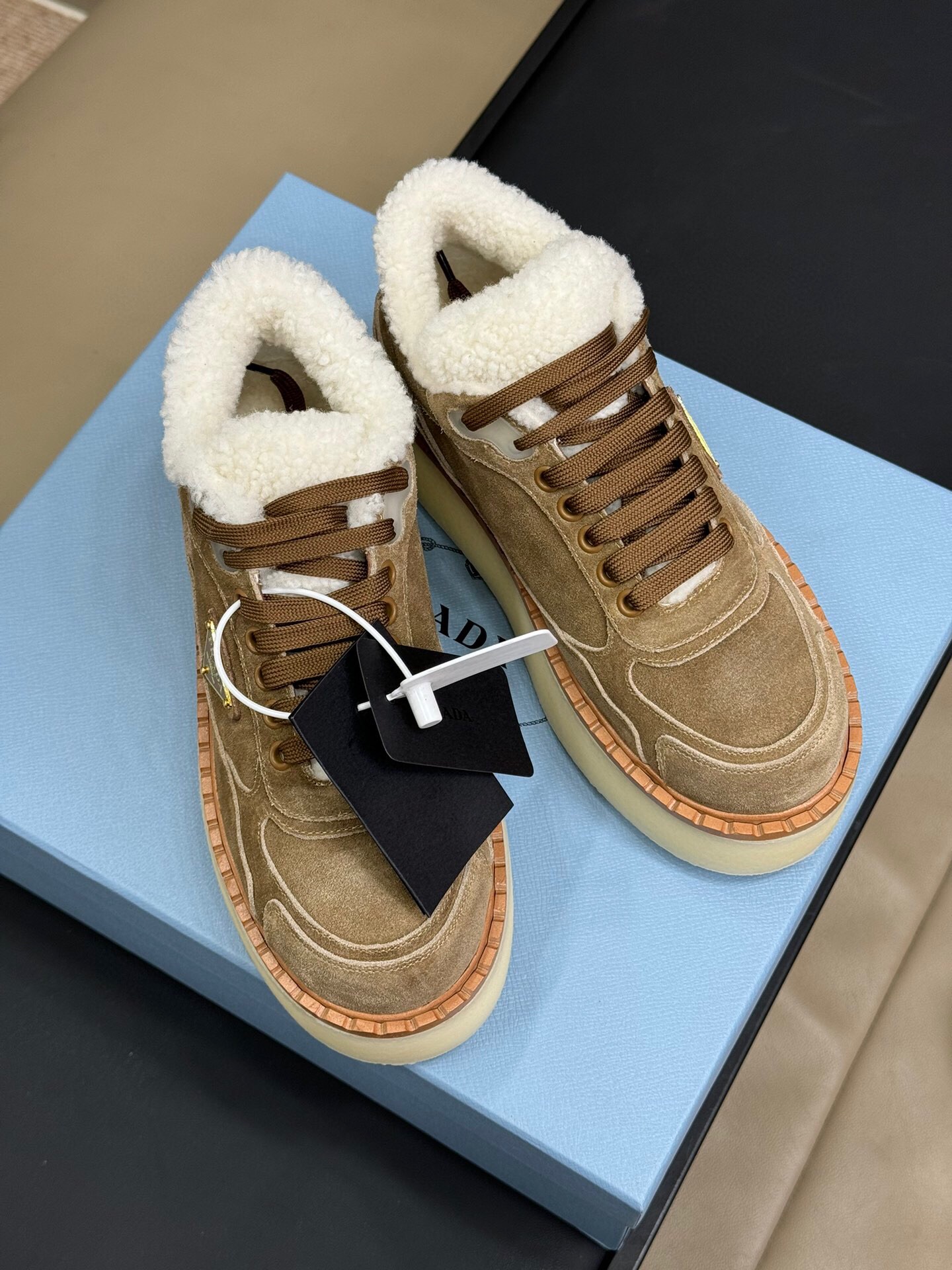 프라다 2024 여성용 스웨이드 스니커즈 WA4558 DN