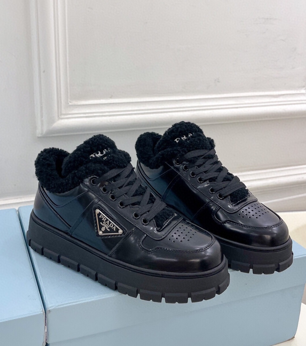 프라다 2024 여성용 스웨이드 스니커즈 WA4560 DN