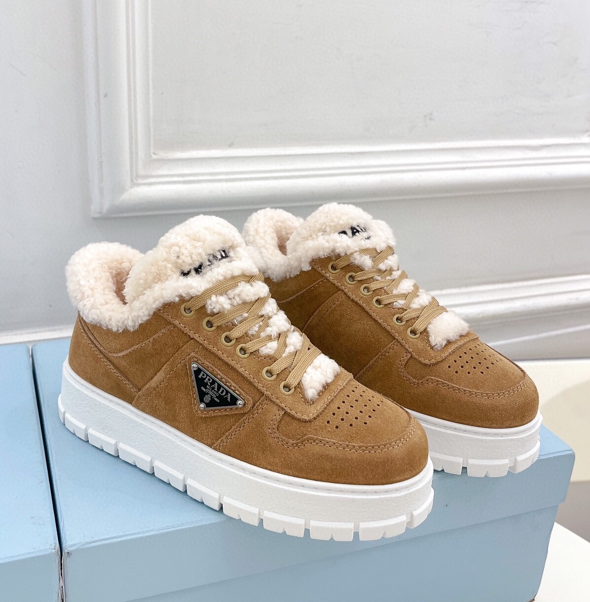 프라다 2024 여성용 스웨이드 스니커즈 WA4561 DN