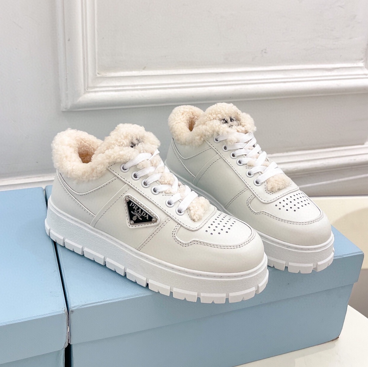 프라다 2024 여성용 스웨이드 스니커즈 WA4562 DN