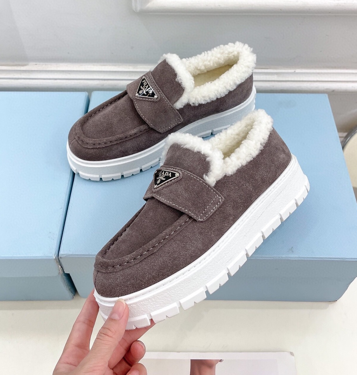 프라다 2024 여성용 스웨이드 로퍼 WA4565 DN