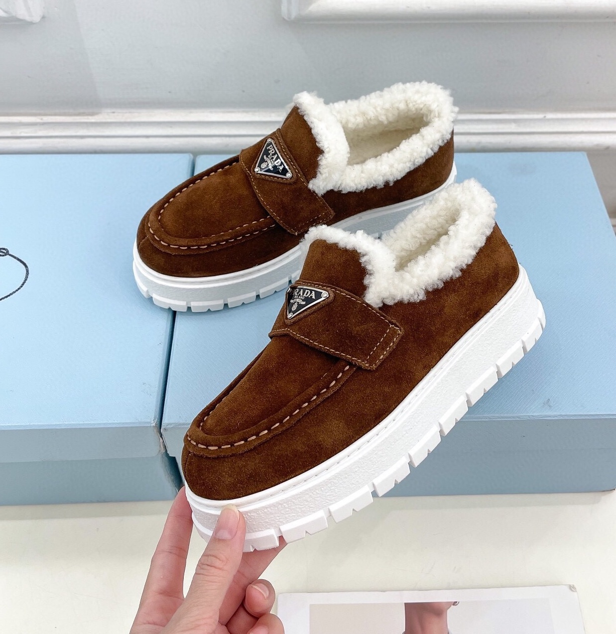 프라다 2024 여성용 스웨이드 로퍼 WA4566 DN