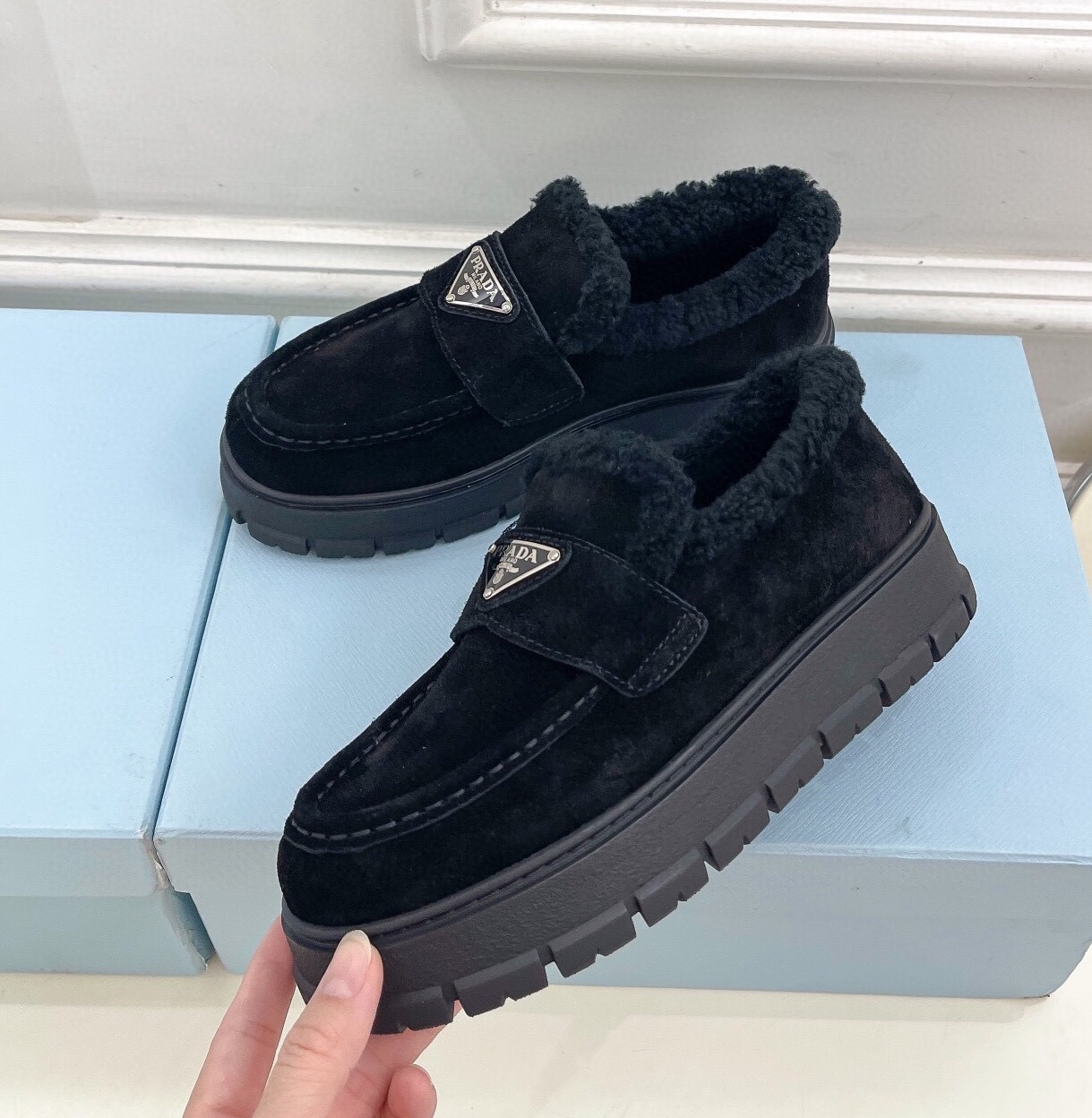 프라다 2024 여성용 스웨이드 로퍼 WA4567 DN