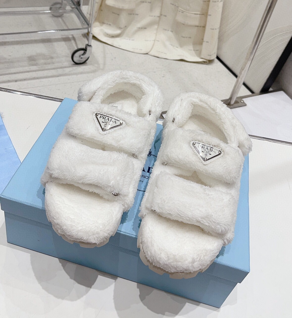 프라다 2024 여성용 울 샌들 WA4587 DN