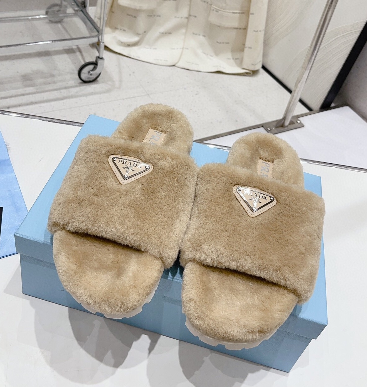 프라다 2024 여성용 울 슬리퍼 WA4604 DN