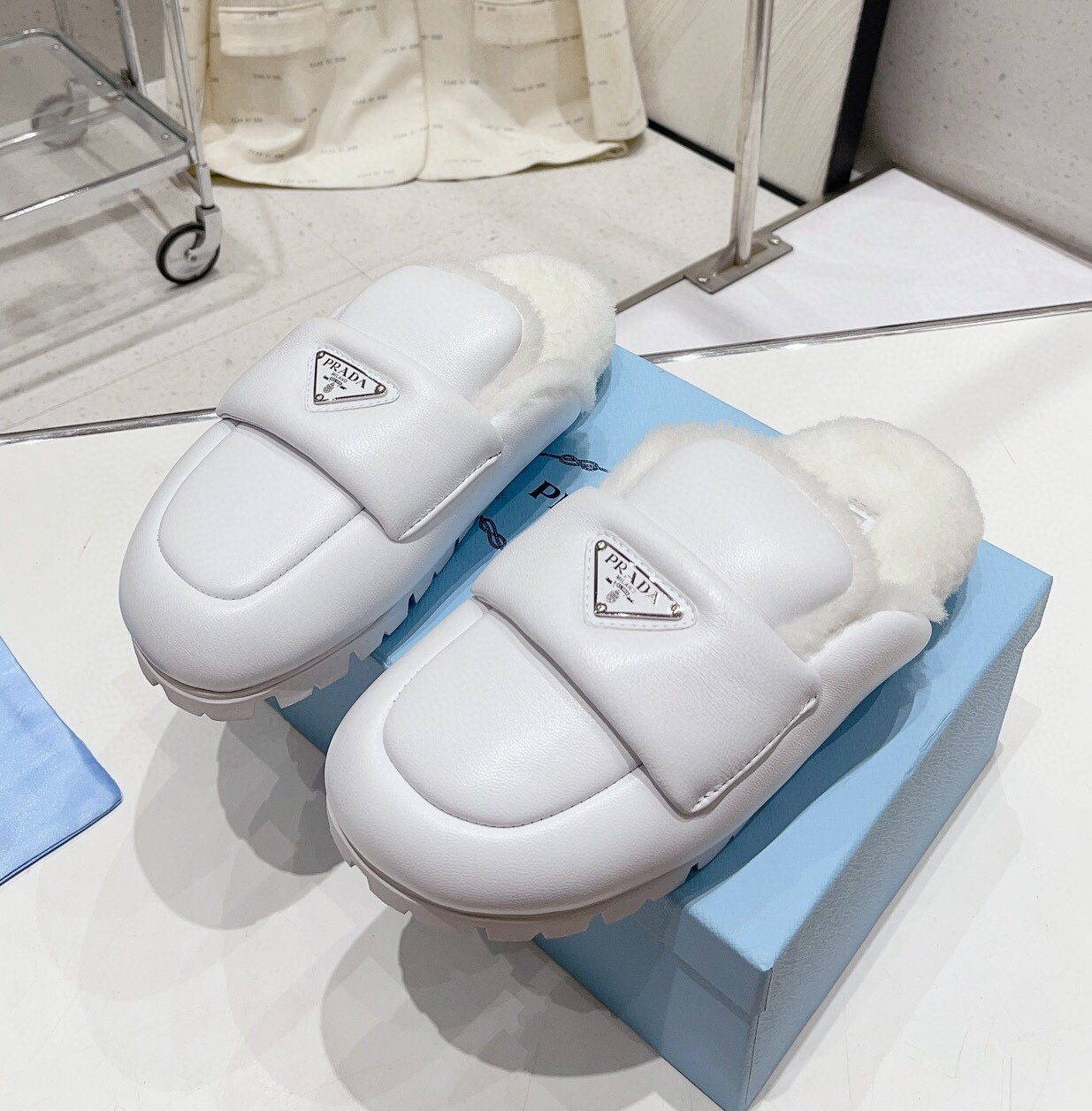 프라다 2024 여성용 울 슬리퍼 WA4608 DN