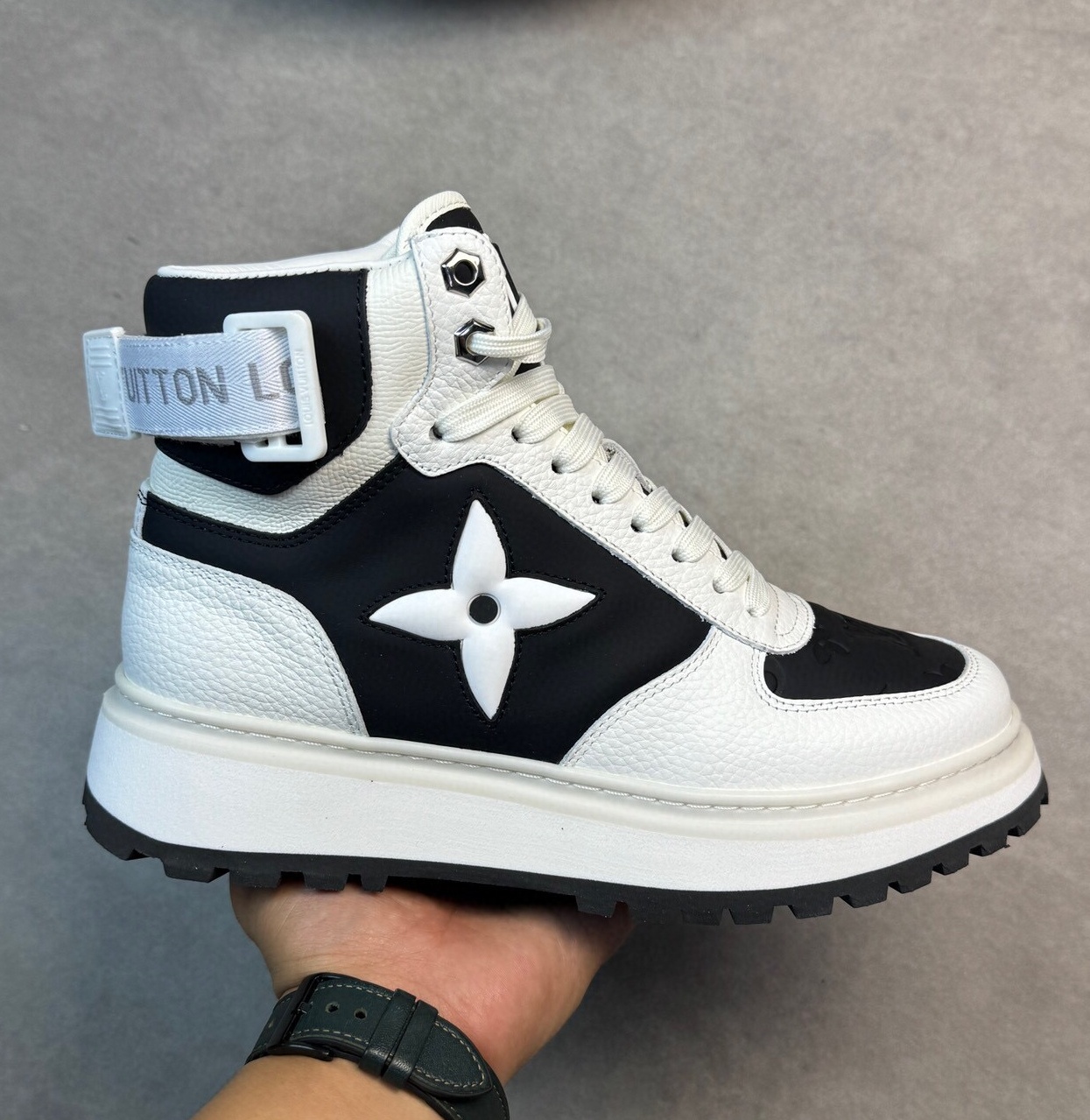 루이비통 2024 남성용 하이탑 LV688 SH-E