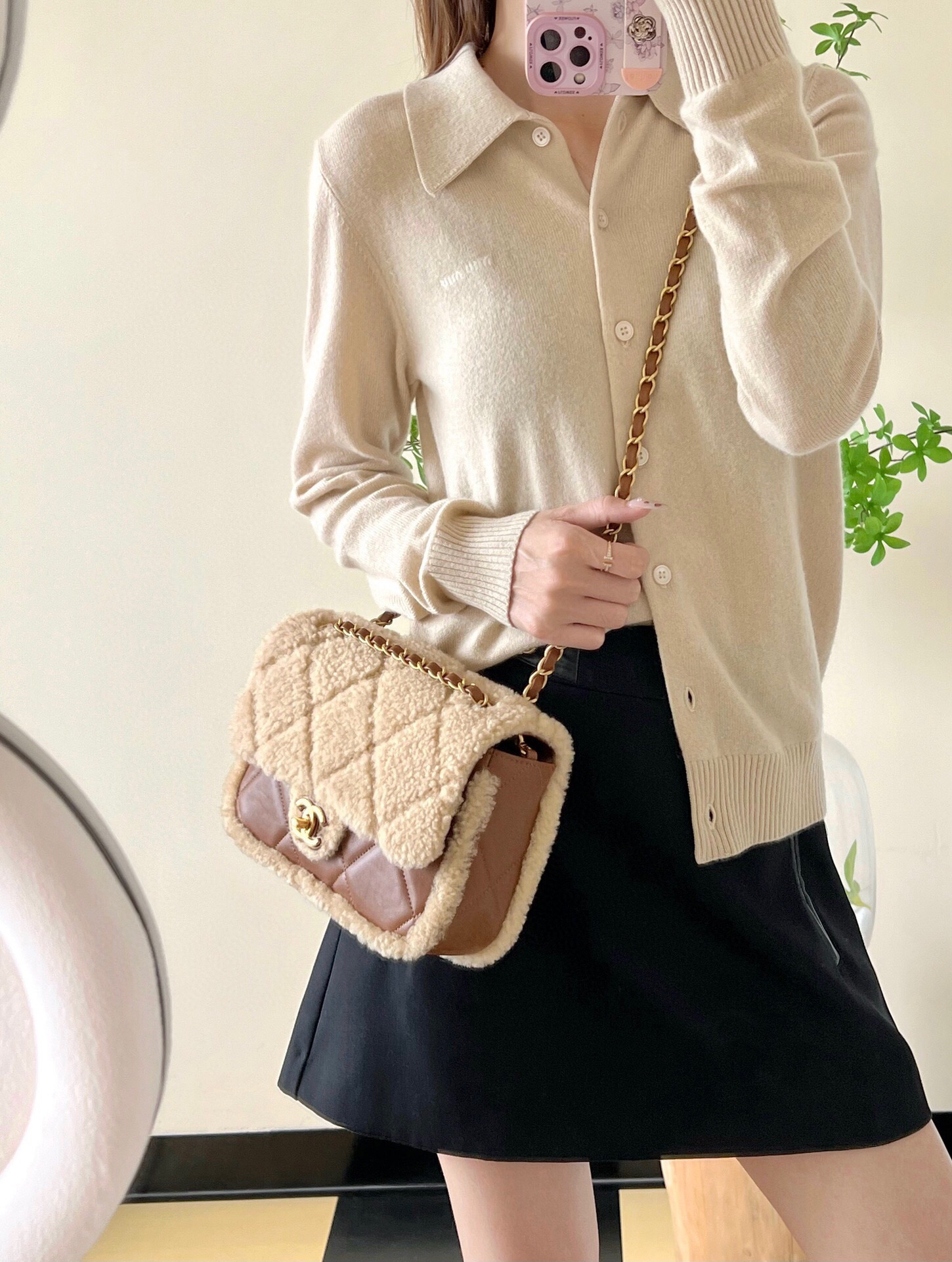 [홍콩명품.CHANEL] 샤넬 클래식 플랩백 시어링 램스킨 금장 베이지 브라운 AS5148 XC