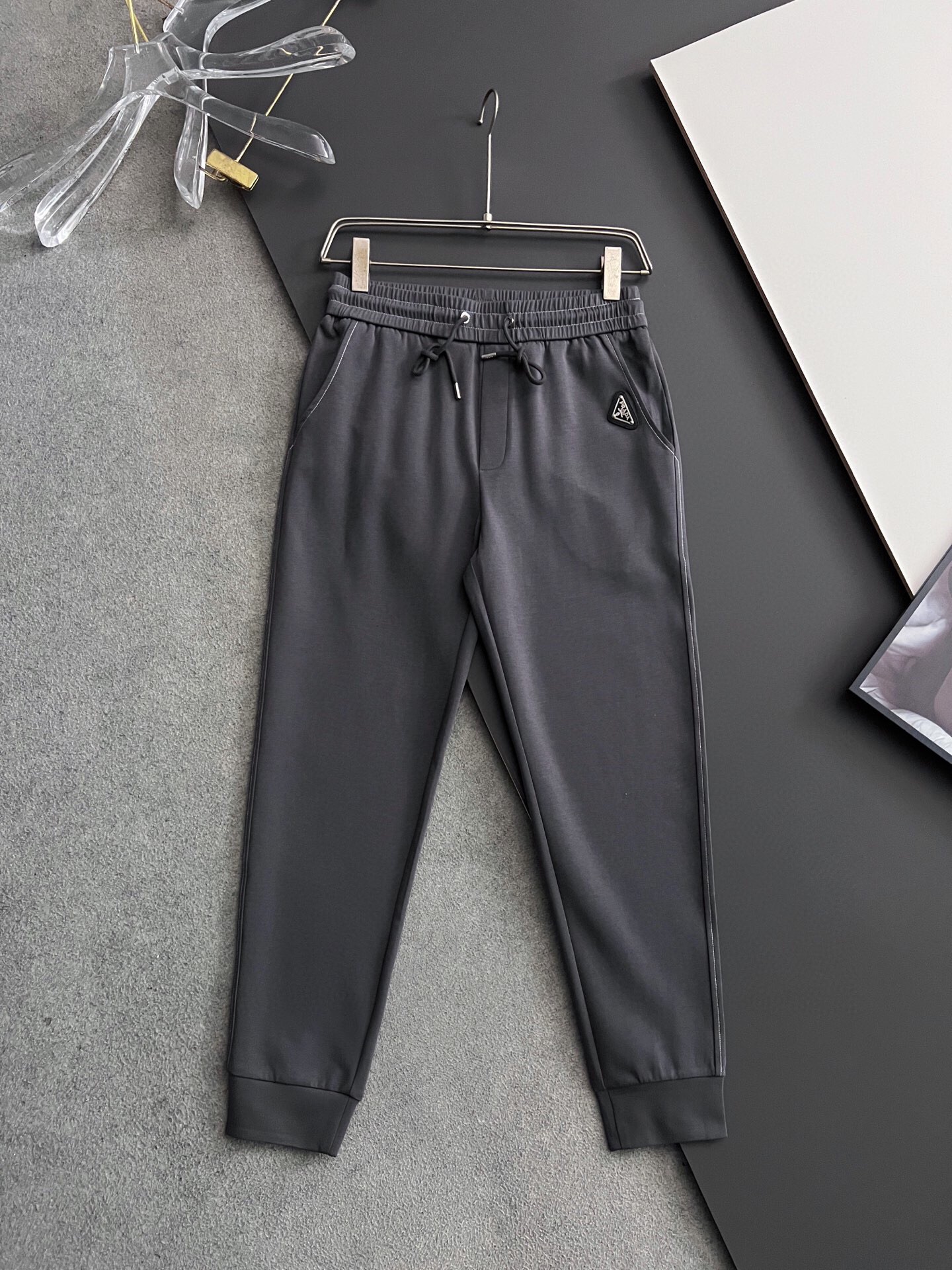 프라다 2025 남성용 추리닝바지 PD1085 YB