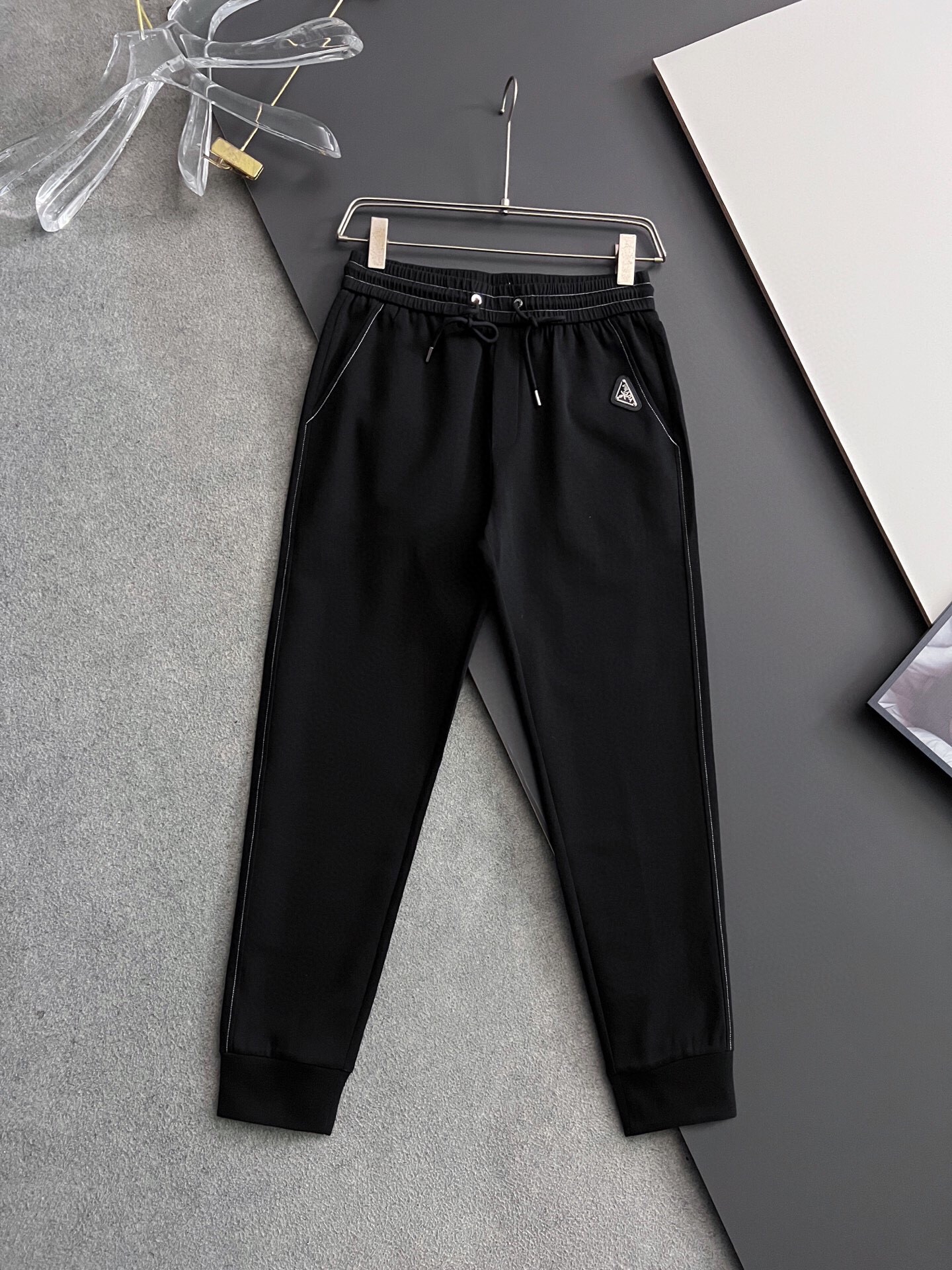 프라다 2025 남성용 추리닝바지 PD1086 YB