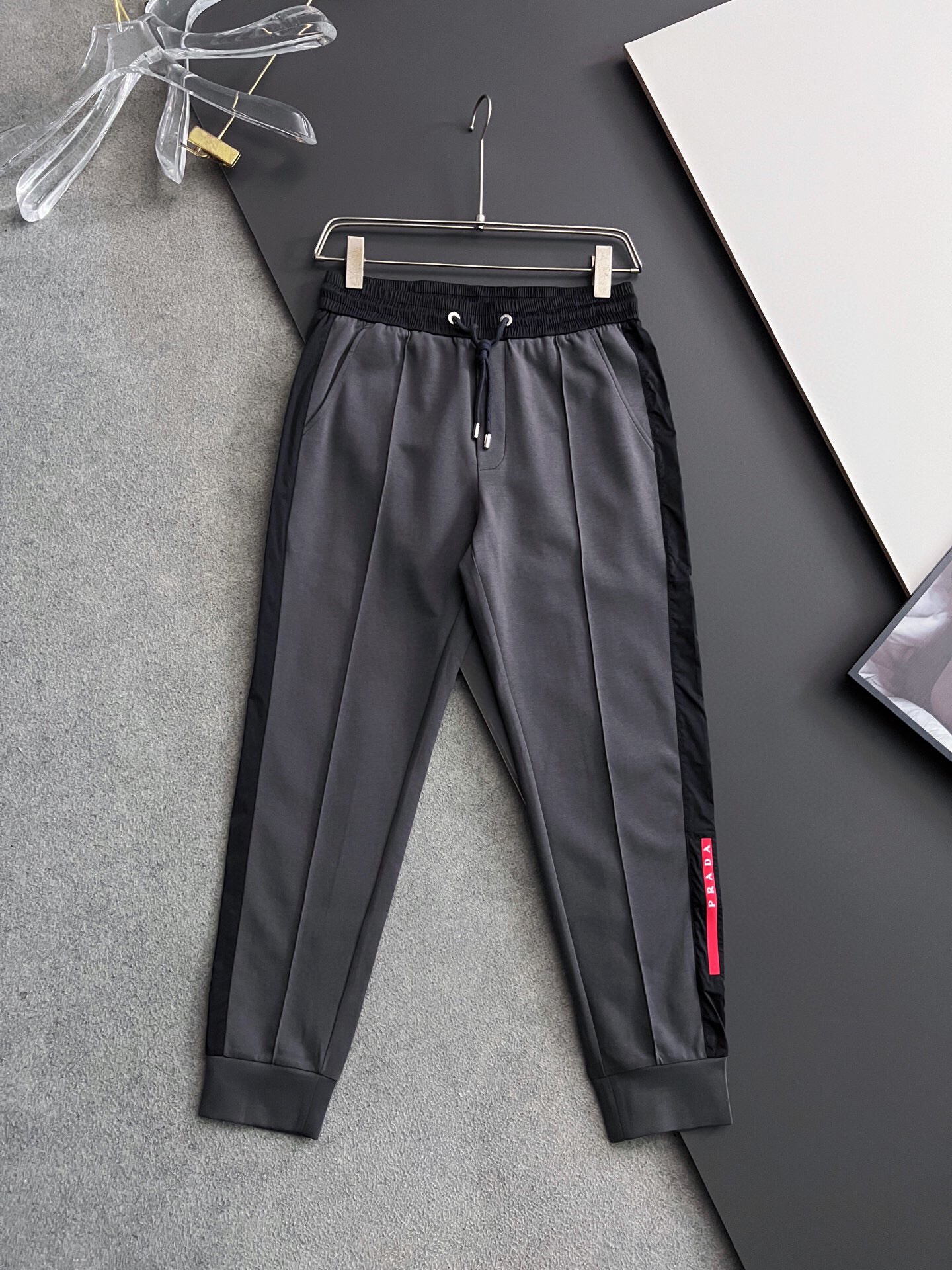 프라다 2025 남성용 추리닝바지 PD1087 YB