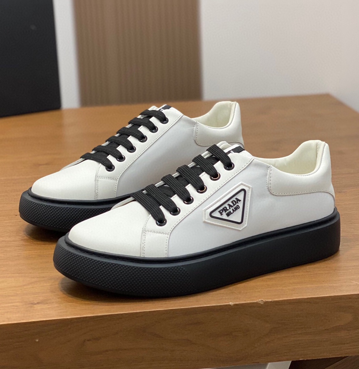 프라다 2025 남성용 스니커즈 PD546 SH-E
