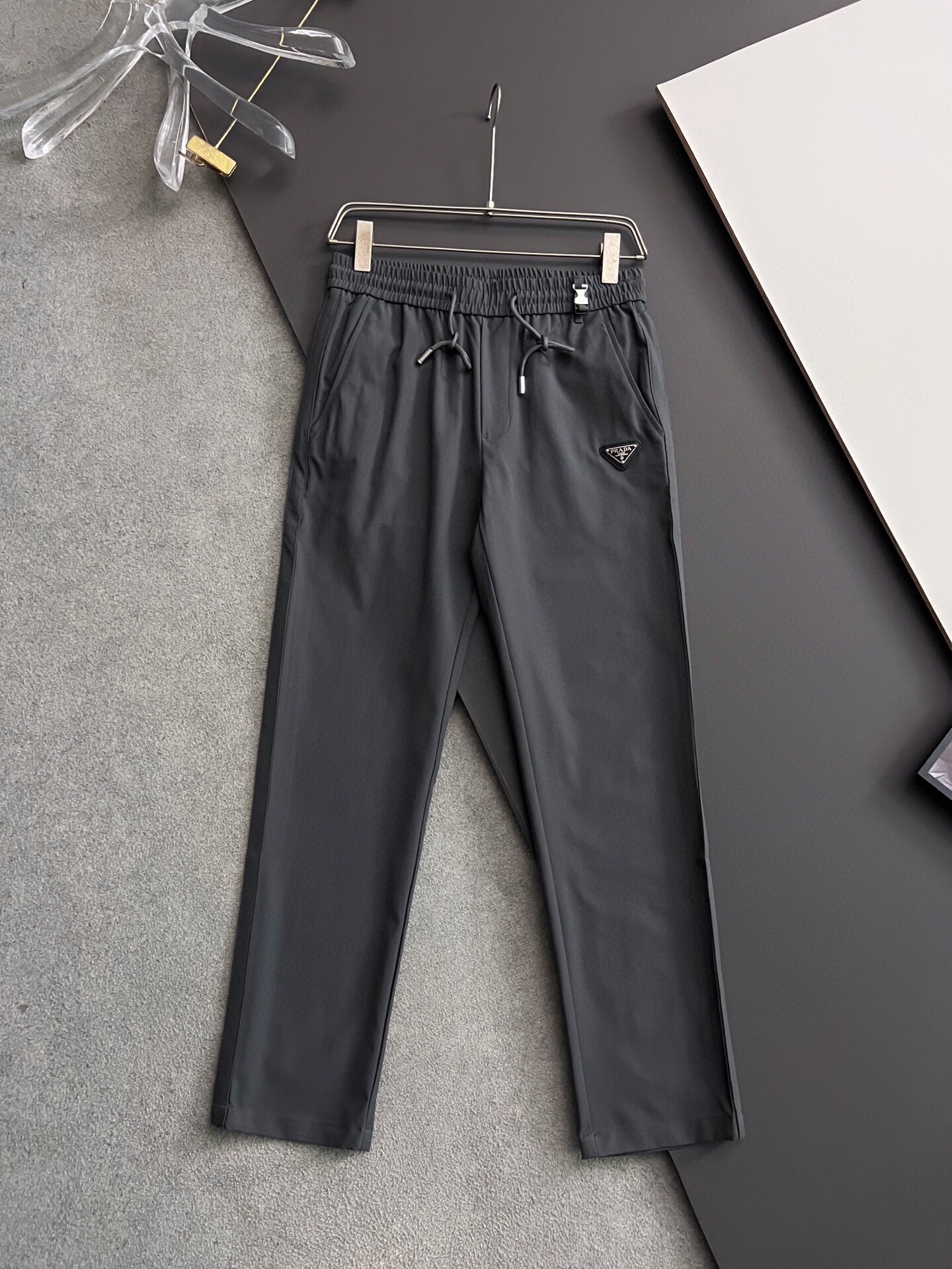 프라다 2025 남성용 추리닝바지 PD1228 YB 2컬러