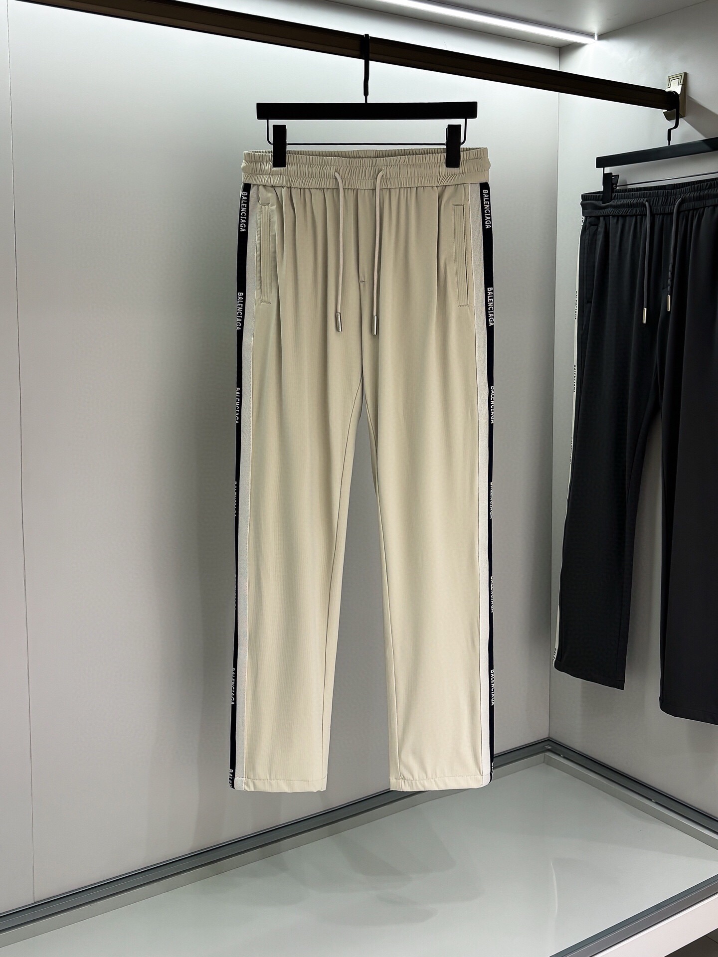 발렌시아가 2025 남성용 추리닝바지 BL1195 YB