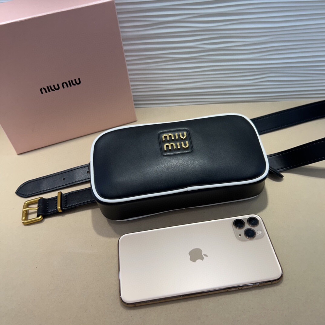 미우미우  미니 벨트백 블랙 NMW