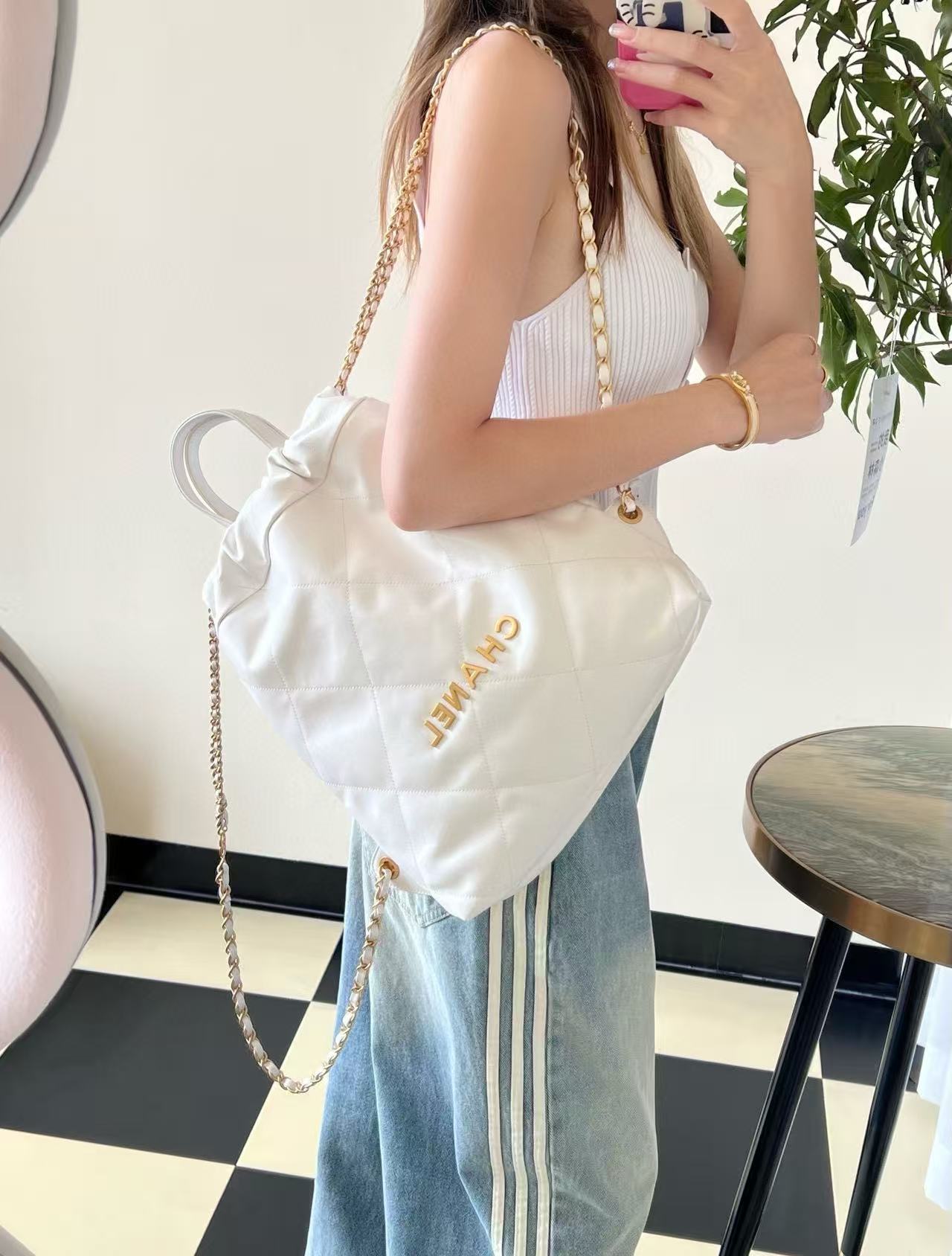 [홍콩명품.CHANEL] 샤넬 22 백팩 샤이니 카프스킨 & 래커드 메탈 화이트 GD