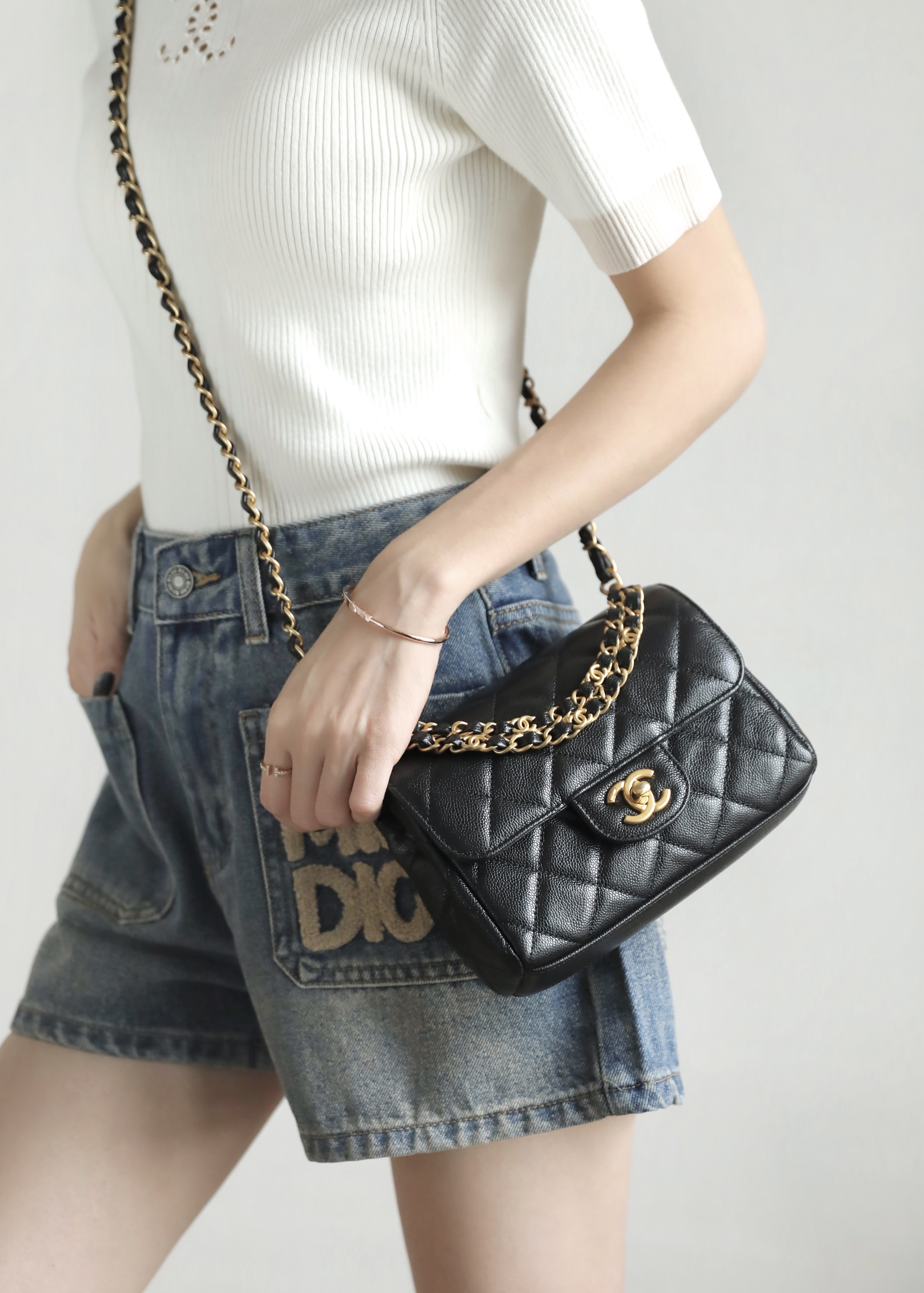 [홍콩명품.CHANEL] 샤넬 25SS 로고 23k 레더 가죽 캐비어 퀄팅 크로스백 (블랙-금장)