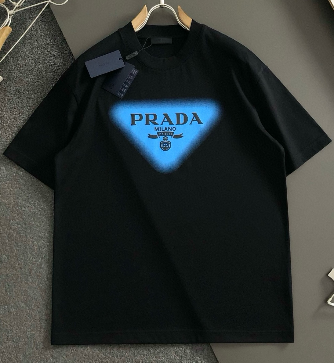 [홍콩명품.PRADA]프라다 2025 남성용 반팔 PD1306 YB  2컬러 홍콩명품의류,구매대행,온라인명품