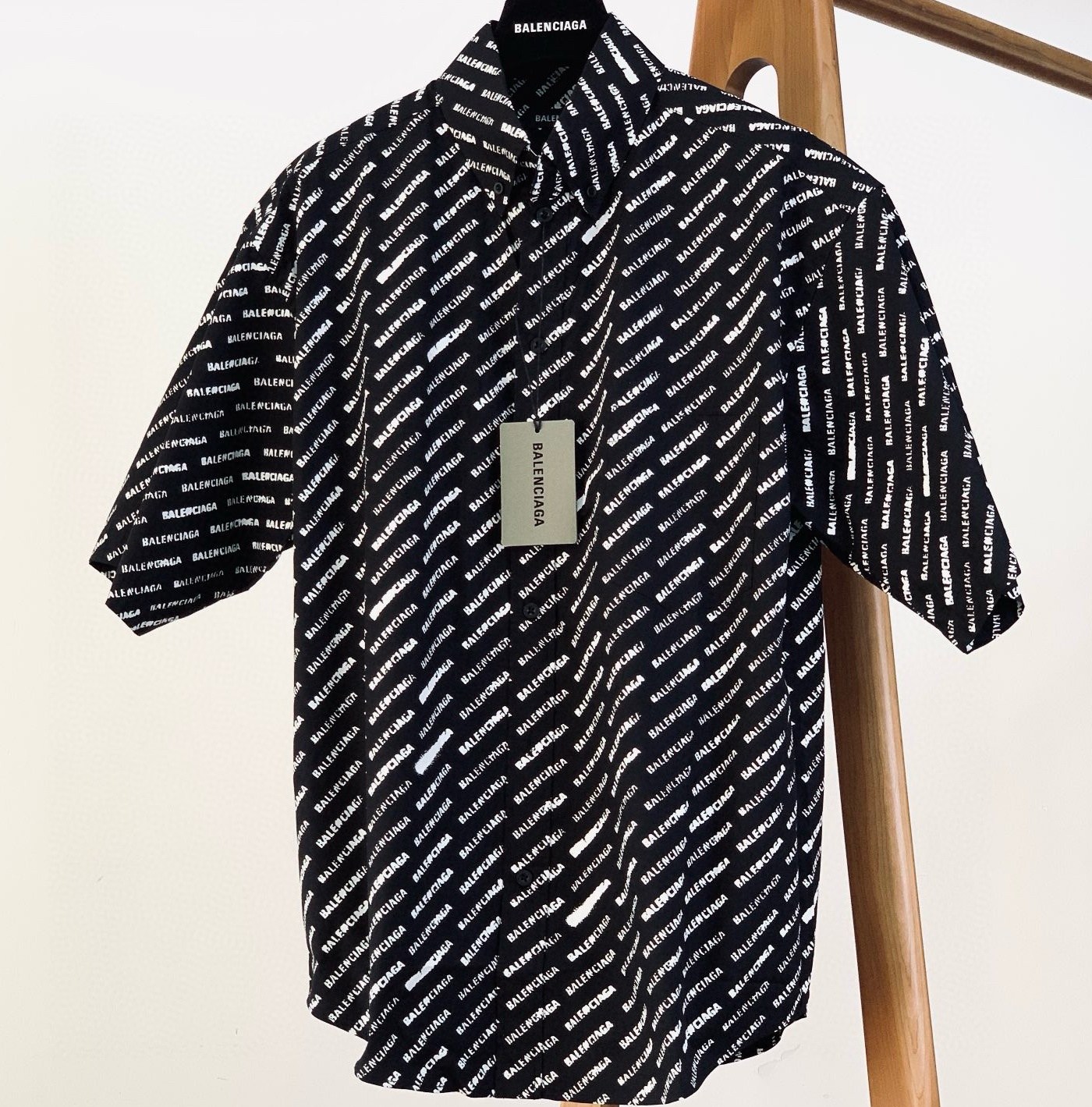[홍콩명품.BALENCIAGA] 발렌시아가 2025 남성용 반팔셔츠 BL1226 PD 홍콩명품의류,구매대행,온라인명품