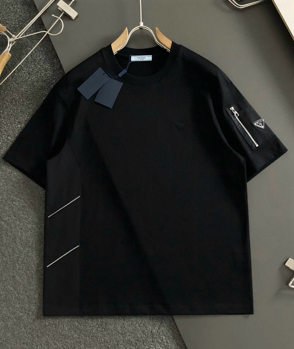 [홍콩명품.PRADA]프라다 2025 남성용 반팔 PD1335 YB 홍콩명품의류,구매대행,온라인명품