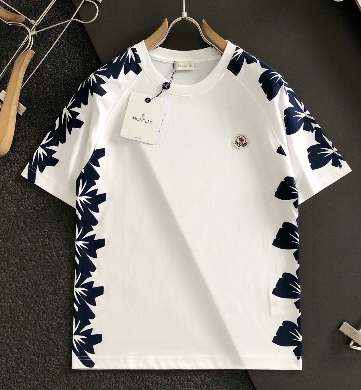 [홍콩명품.MONCLER] 몽클레어 2025 남성용 반팔티 MQ1299 YB 홍콩명품의류,구매대행,온라인명품