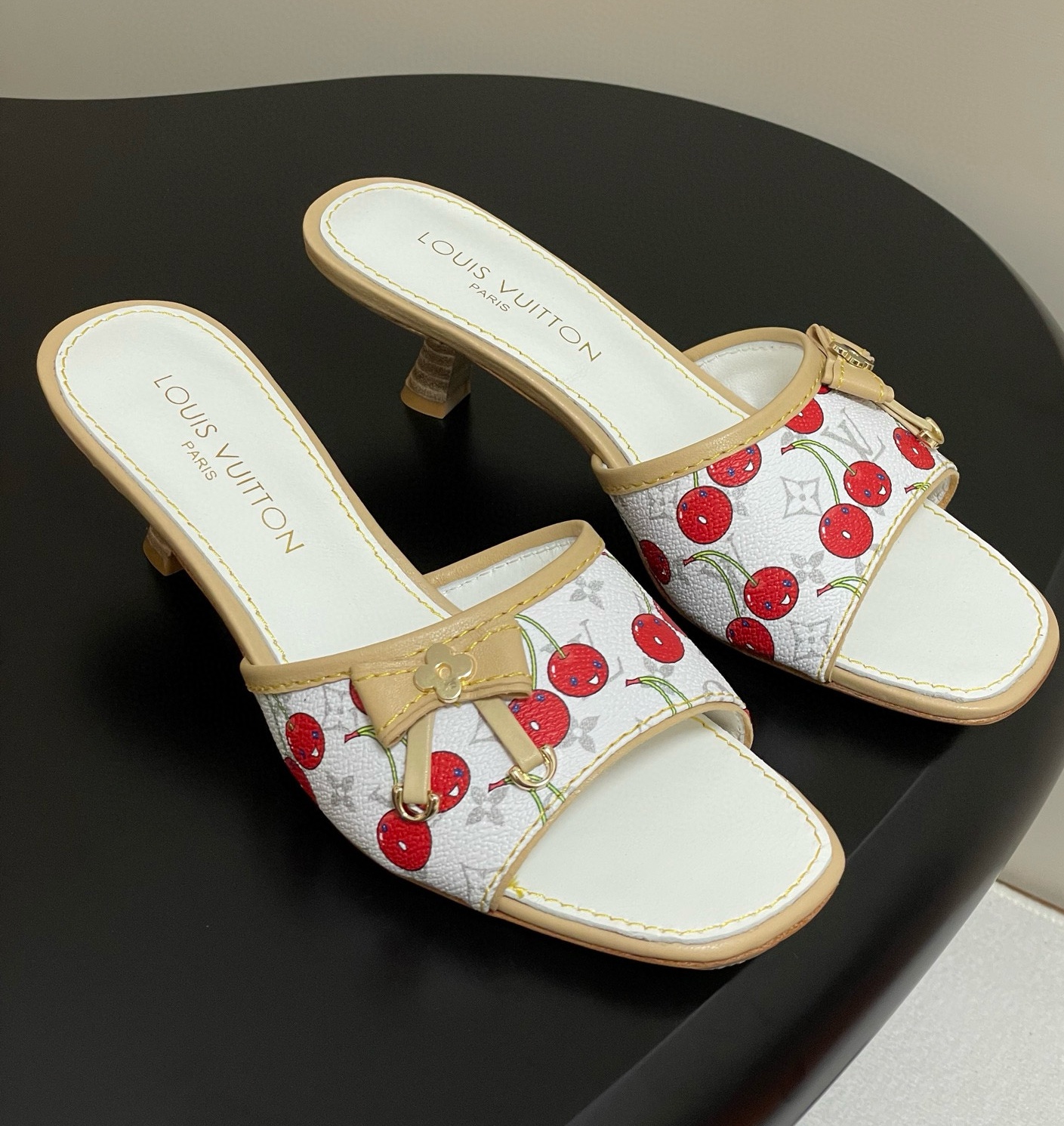[홍콩명품.Louis Vuitton] 루이비통 2025 여성용 슬리퍼 WA5661 JS-A 홍콩명품의류,구매대행,온라인명품
