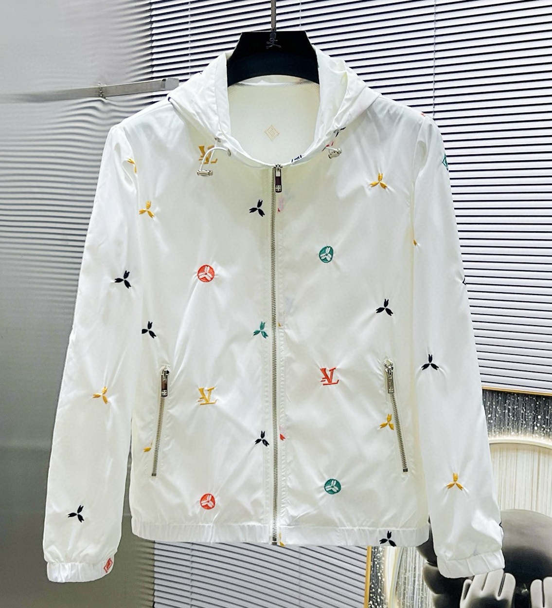 [홍콩명품.LOUIS VUITTON] 루이비통 2025 남성용 바람막이 자켓 LV1904 PD 2컬러 홍콩명품의류,구매대행,온라인명품