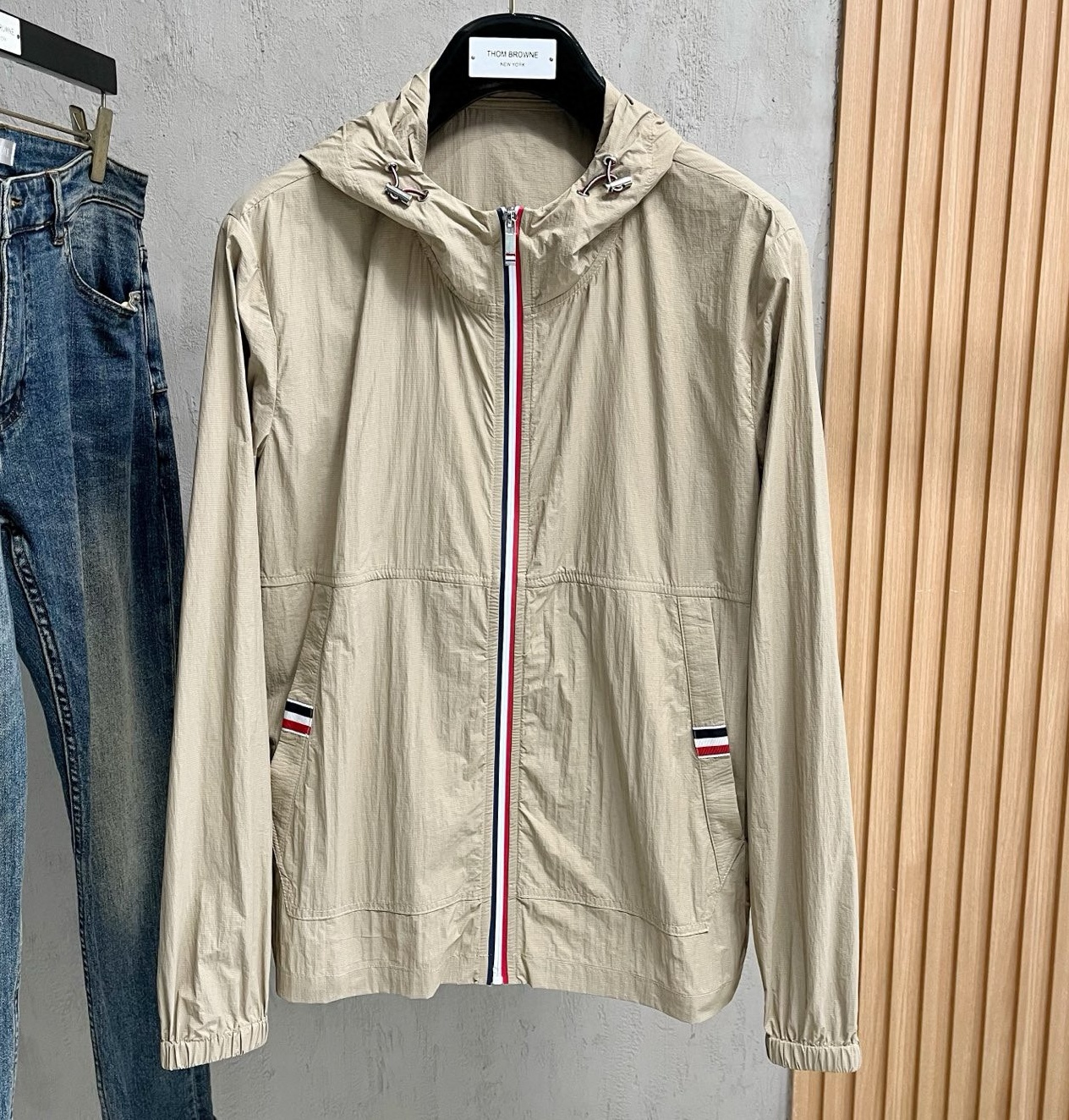 [홍콩명품.THOM BROWNE ] 톰 브라운 2025 남성용 바람막이 자켓 TB1210 PD 홍콩명품의류,구매대행,온라인명품